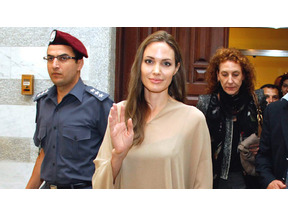 アンジェリーナ・ジョリー、ヨルダン、イラクなどのシリア難民キャンプを訪問 画像