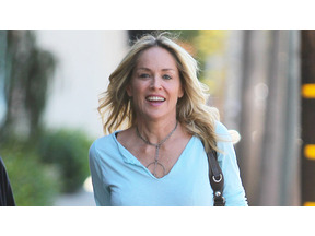 シャロン・ストーン、激しい頭痛を訴えてミラノで病院に搬送 画像