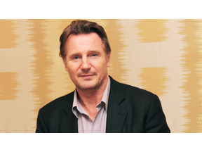 リーアム・ニーソン、乳がん月間のチャリティで還暦の水着姿を披露 画像