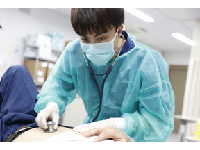 白濱亜嵐の“医者姿”に「新しい」「新鮮」の声、勇気づけられた視聴者も多数…「泣くな研修医」1話 画像