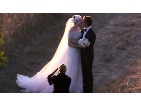 アン・ハサウェイ、結婚式の写真を売って得た利益をチャリティに寄付 画像