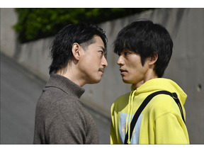 三浦翔平“高見沢”暴走、フラダンスバトルに爆笑の嵐…井浦新“オジ巴”とのキスにも様々な反応「あのキス」5話 画像