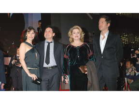 映画にまつわるファッション小噺 vol.32　“女王降臨”カトリーヌ・ドヌーヴが登場したフランス映画祭のレッドカーペット 画像