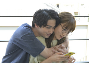 横浜流星“駿”のファイトポーズと向井理“葉山”の“包容力全開ハグ”がネットで大反響…「着飾る恋には理由があって」9話 画像