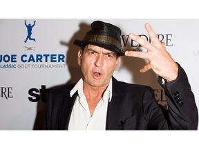 チャーリー・シーン、かつての仕事仲間を「殺す」とメールで脅迫？ 画像