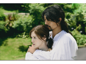 斎藤工＆白石麻衣、バックハグ“身長差”に視聴者「萌える」「キュン」の声…「漂着者」2話 画像