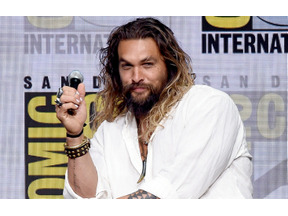 42歳の誕生日を迎えたジェイソン・モモア、妻の元夫レニー・クラヴィッツから祝福 画像