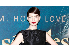 アン・ハサウェイ、『レ・ミゼラブル』プレミア会場で下半身丸見えのアクシデント 画像