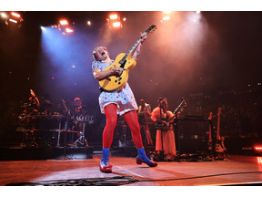 2021年ハロウィン、 ハリー・スタイルズは『オズの魔法使い』のドロシーに扮し「かわいいでしょ？」 画像