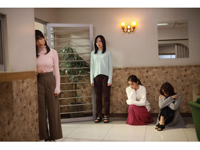 次々と“言霊”の餌食になる住人たち…視聴者からは「鏡を背中にできなくなる」「鏡もお風呂もこわい」などの声殺到、「言霊荘」8話 画像