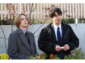 犬飼貴丈“獅郎”の“唇拭い”に「えらい妖艶」「色気がやばい」の声、鈴木伸之との“身長差”にも多くの反応集まる…「ケイ×ヤク」 画像