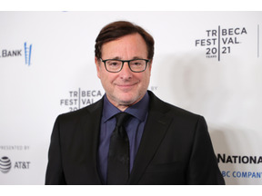 ボブ・サゲットの葬儀に「フルハウス」のジョン・ステイモスらが出席「今日は人生で最もつらい日」 画像