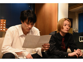 犬飼貴丈“獅郎”の背中に思わず触れようとする鈴木伸之“一狼”に「そのシーン何度もリピートしてる」の声…「ケイ×ヤク」2話 画像