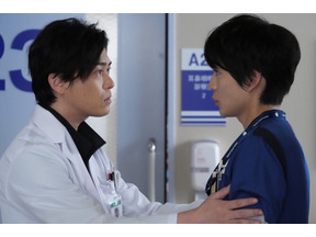 高橋文哉“佐久間”の泥酔演技に「可愛い」の声殺到、“奥村”宮田俊哉の美声にも注目集まる…「ドクターホワイト」第2話 画像