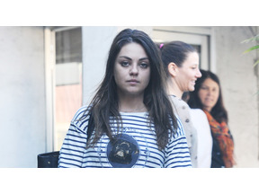 ミラ・クニスのストーカー、半年間のリハビリ施設入所を命じられる 画像