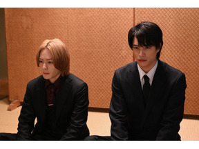 鈴木伸之“一狼”、帰宅即掃除＆洗濯を始める姿に「急に家事モード」の声、犬飼貴丈“獅郎”の泡風呂シーンも話題に…「ケイ×ヤク」第9話 画像