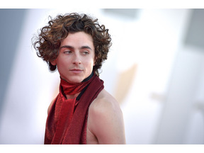 ティモシー・シャラメの大胆な“背中見せ”が話題に！ヴェネチア国際映画祭『Bones and All』レッドカーペット 画像