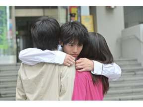 有村架純“石子”＆中村倫也“羽男”＆赤楚衛二“大庭”の3人ハグに「このバランス最高」「いいトリオ」などの声殺到…「石子と羽男」9話 画像