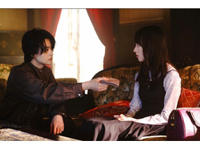 瀬戸康史“香月”が“翡翠”にハンカチを差し出す…その姿に「スマートすぎ」の声、「霊媒探偵・城塚翡翠」2話 画像