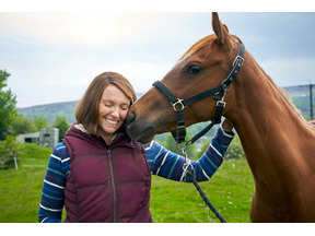 トニ・コレット、馬との絆は「本当につながってる感じ」『ドリーム・ホース』インタビュー動画 画像