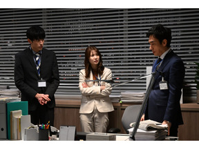 「口元が杉野くんに似てる」「犬飼大臣の息子っぽい」…謎のフード男の正体にSNS“考察班”沸く「罠の戦争」2話 画像