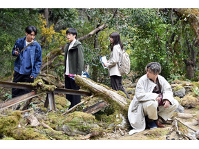 山田裕貴“直哉”、上白石萌歌“紗枝”にみせた表情に「あの目は恋してる」の声 ラストの“人影”にも様々な考察が…「ペンディングトレイン」2話 画像