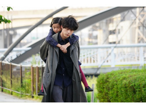 白山乃愛“唯”をおんぶする坂口健太郎“Teacher”に「尊くて何度も観てしまう」の声…「Dr.チョコレート」第4話 画像