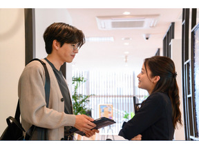 橋本環奈“綾華”、山田涼介“東郷”を優しく包むハグに「素敵すぎた」「とってもギュン」の声…「王様に捧ぐ薬指」第5話 画像