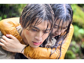 上白石萌歌“紗枝”、山田裕貴“直哉”をハグ…視聴者からは「心が傾いてる」「あのハグは愛」の声 「ペンディングトレイン」7話 画像