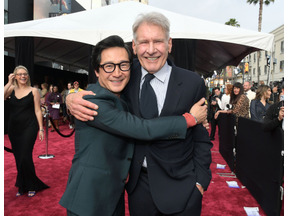 キー・ホイ・クァン、『インディ・ジョーンズと運命のダイヤル』のプレミアでハリソン・フォードと再会！熱いハグ交わす 画像