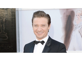 ジェレミー・レナー、20歳年下のガールフレンドとの間に第一子の女児誕生 画像