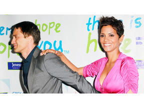 ハル・ベリー、空港でパパラッチと揉めかけた婚約者を体を張って制止 画像