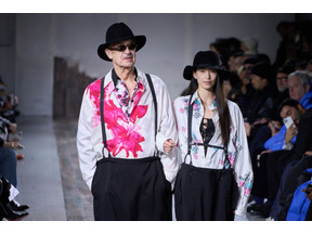 ヨウジヤマモトのショーのランウェイにヴィム・ヴェンダース監督、ノーマン・リーダスが出演 画像