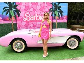 マーゴット・ロビー＆スタイリストのアンドリュー・ムカマル、『バービー』のファッション写真集発売へ 画像