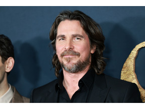 マギー・ギレンホール監督、クリスチャン・ベイルがフランケンシュタインを演じる新作よりファーストルック画像を公開 画像