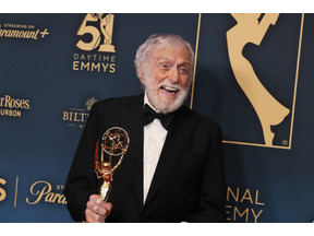 98歳のディック・ヴァン・ダイク、史上最高齢のデイタイム・エミー賞受賞者に 画像