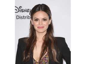 レイチェル・ビルソン、テキーラのCMで「The O.C.」のサマー役再演 イントロやシーンの再現あり 画像