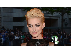 アン・ハサウェイ、髪をブロンドに染めてイメージ・チェンジ 画像