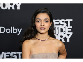 A24のホラーコメディ『Y2K』初予告編 レイチェル・ゼグラーらがキラーたまごっちたちと死闘を繰り広げる 画像