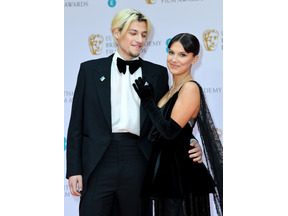 ミリー・ボビー・ブラウン、ウエディングフォトをシェア 夫は「ストレンジャー・シングス」の“パパ”の画像も公開 画像