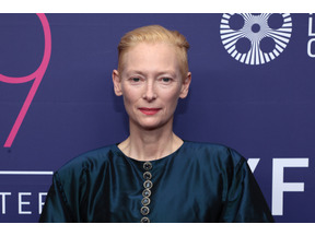 BFI＆シャネル フィルムメーカー賞発表 審査員のティルダ・スウィントンが賞金授与 画像