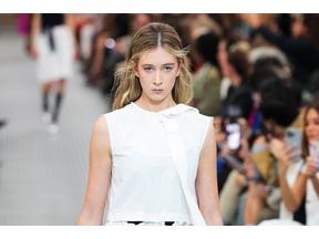 ニコール・キッドマンの16歳の娘サンデー・ローズがランウェイデビュー 画像