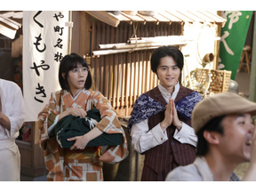 鈴鹿央士“左右馬”と松本穂香“鹿乃子”、高額報酬とカステラに喜ぶ姿に「癒しでしかない」の声多数…「嘘解きレトリック」2話 画像