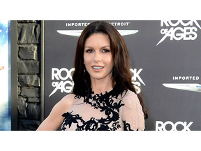 キャサリン・ゼタ・ジョーンズ、双極性障害治療プログラムを終えて退院 画像