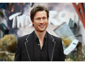 グレン・パウエル、自身のそっくりさんコンテストの賞品に「次作のカメオ出演権」を提供 画像