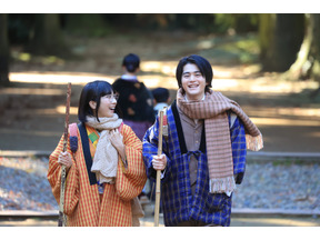 “集合写真ラスト”に「素敵なエンディング」の声多数、鈴鹿央士＆松本穂香共演「嘘解きレトリック」最終話 画像