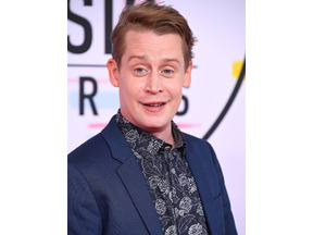 マコーレー・カルキン、弟キーラン・カルキンのアカデミー賞受賞にうれし泣きしたことを明かす 画像