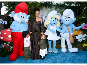 第3子妊娠中のリアーナ、声優＆製作を務める『劇場版スマーフ』最新作プレミアに息子2人と登場 画像