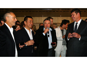 デ・ニーロ、バカンスを兼ねて共同経営するレストランを歴訪 画像