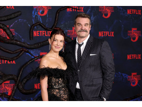 ミリー・ボビー・ブラウン、「いじめ告発報道」のデヴィッド・ハーバーと「ストレンジャー・シングス」プレミアでハグ 画像